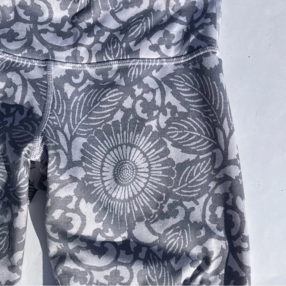 Lululemon Wunder Under Crop Legging Fossil Grey Beachy Floral w white Rare 6 - Picture 5 of 10